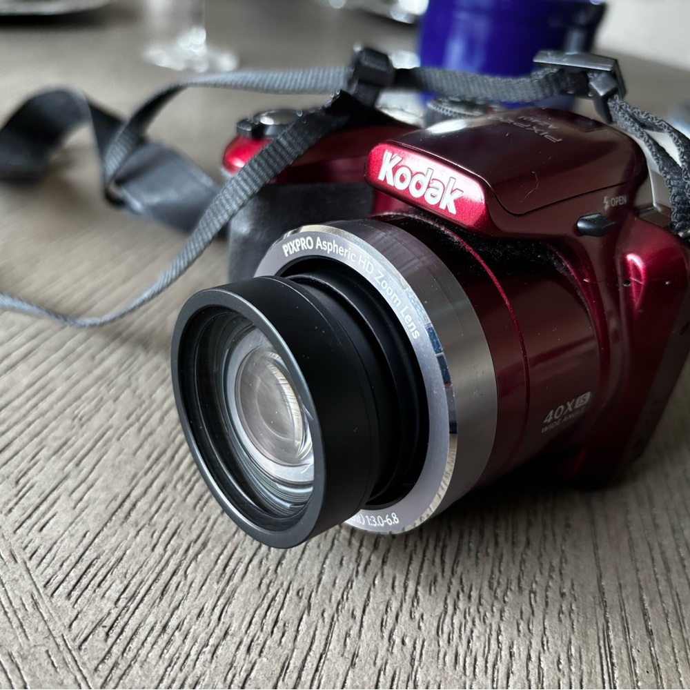 Kodak Metallic Red Bridge Camera with Black Grip and Silver Lens Ring - Picture 4 of 6